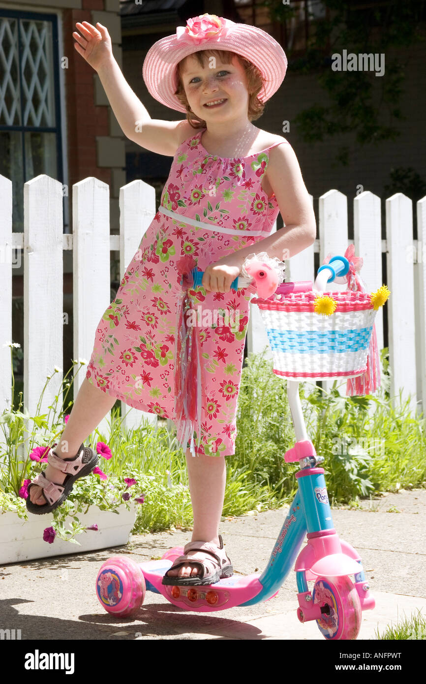 5 ans, fille avec chapeau et robe d'été l'article sur scooter, Canada Photo  Stock - Alamy