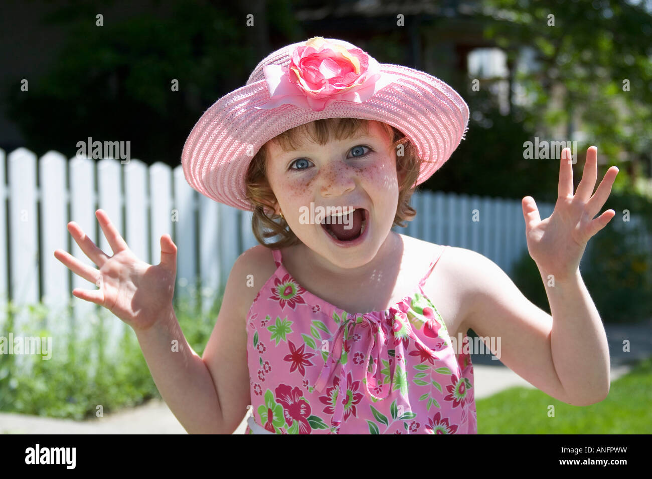 5 ans, fille avec chapeau et robe montrant surprise, Canada Photo Stock -  Alamy