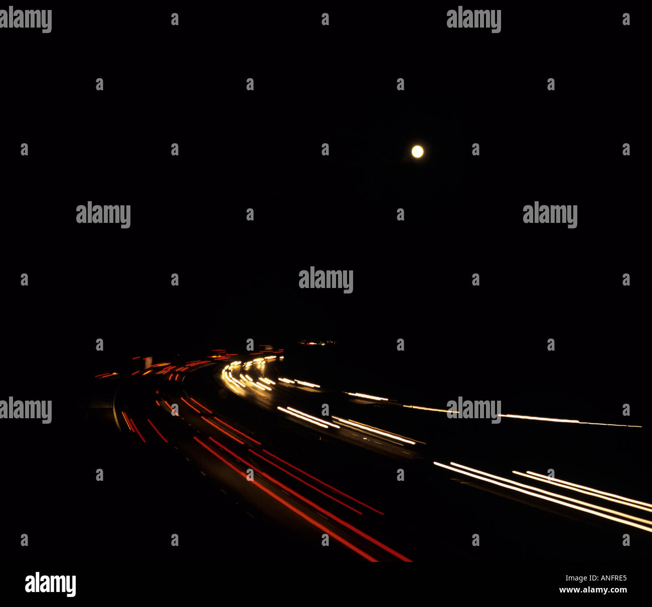 Une longue exposition de la circulation en vertu de pleine lune sur l'autoroute M56, Cheshire, Royaume-Uni Banque D'Images