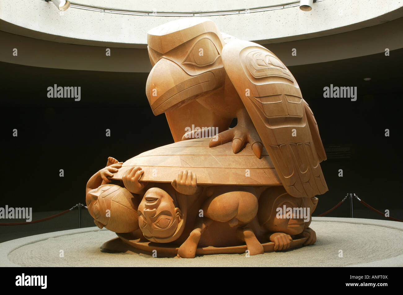 La sculpture sur bois 'Silent' haut-parleurs par Bill Reid au Musée d'anthropologie, l'Université de la Colombie-Britannique, Vancouver, Colombie Britannique Banque D'Images