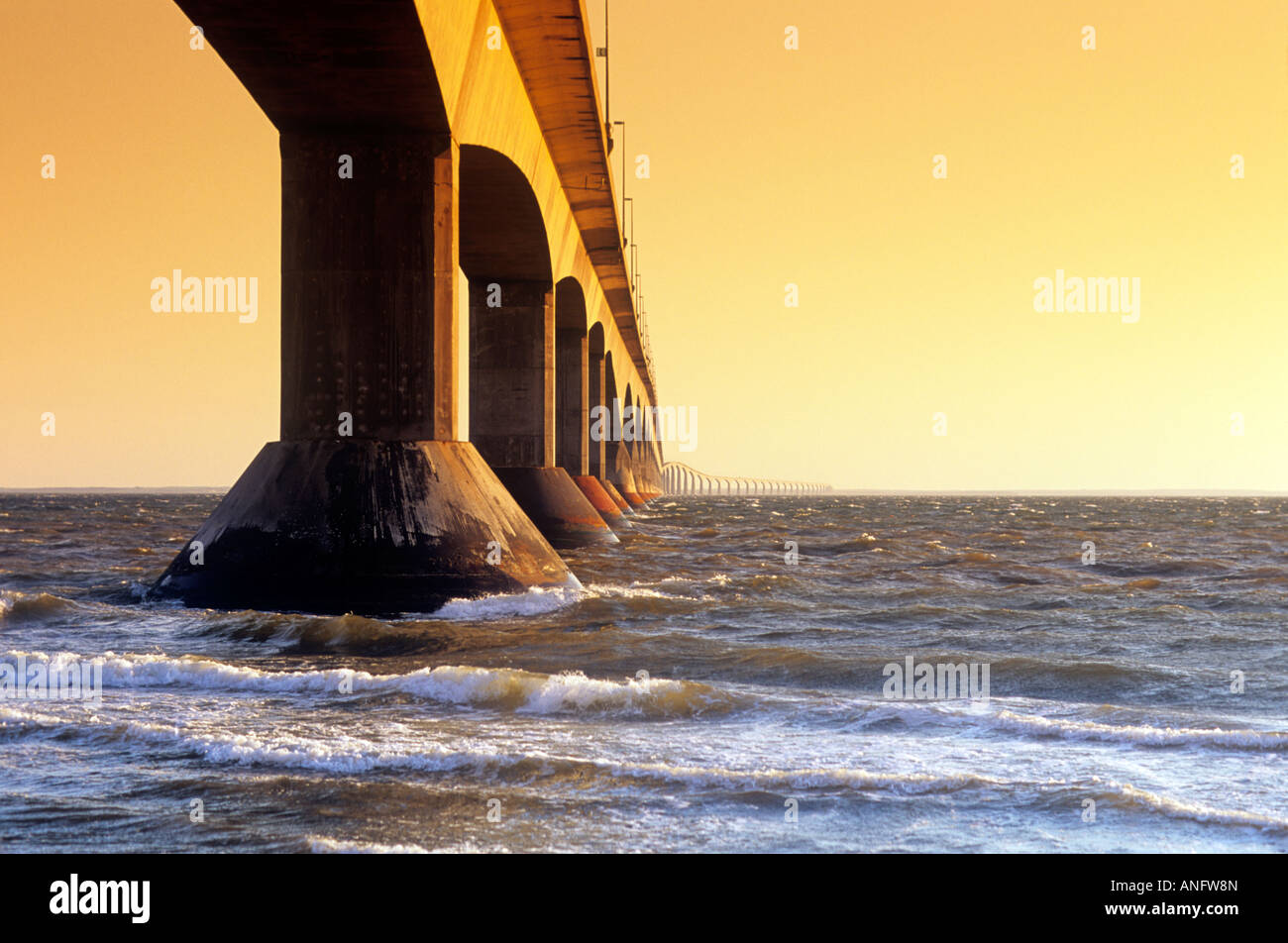 Pont de la Confédération qui relie l'Île du Prince Édouard au Nouveau-Brunswick, le détroit de Northumberland, au Canada. Banque D'Images