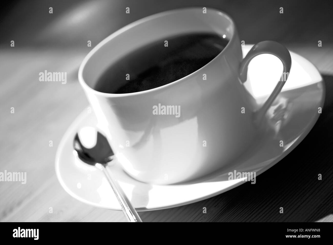 Close up de tasse à café et soucoupe en matin soleil - noir et blanc Banque D'Images