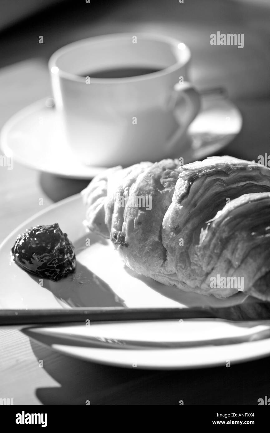 Close up de croissant et dans la tasse de café du matin - noir et blanc Banque D'Images