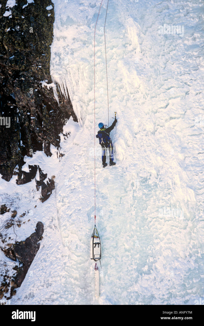 Les glaciéristes mur glacé à l'échelle de Baker's Brook Pond, Gros Morne National Park, l'UNESCO, Patrimoine Mondial de l'UNESCO, Terre-Neuve, Canada Banque D'Images