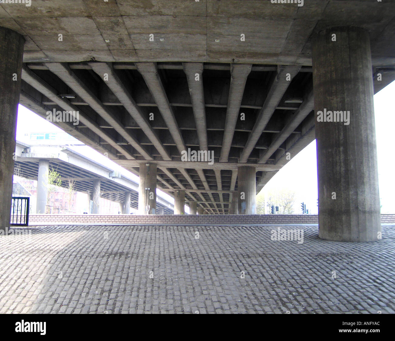 Passage sous l'autoroute au paysage urbain Banque D'Images
