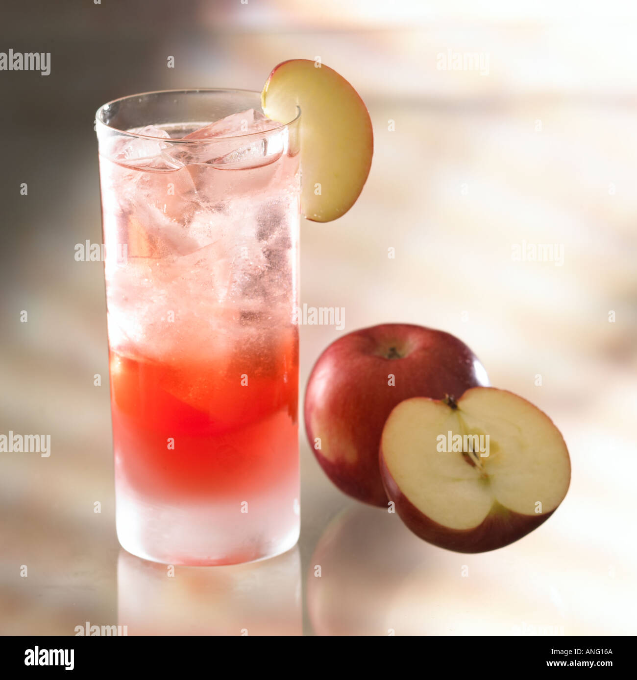 L'Apple Cocktail Amaretto Whisky Teaser Calvados jus de pomme Grenadine  glace Soda Mots-clés boire de l'alcool cocktails Photo Stock - Alamy