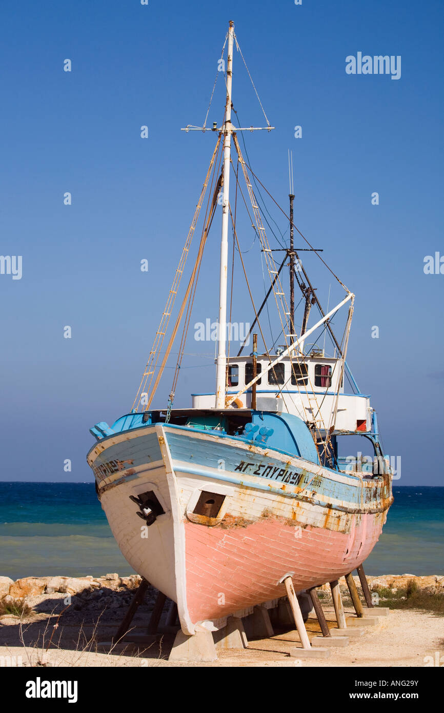 Bateau de pêche échoués, en cours de restauration sur la plage méditerranéenne à Polis, Chypre, Banque D'Images