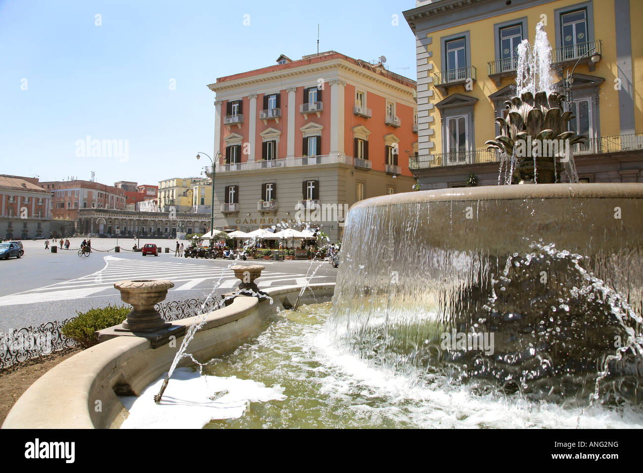 La Piazza Trieste e Trento avec café Gambrinus sur l'arrière-plan Banque D'Images