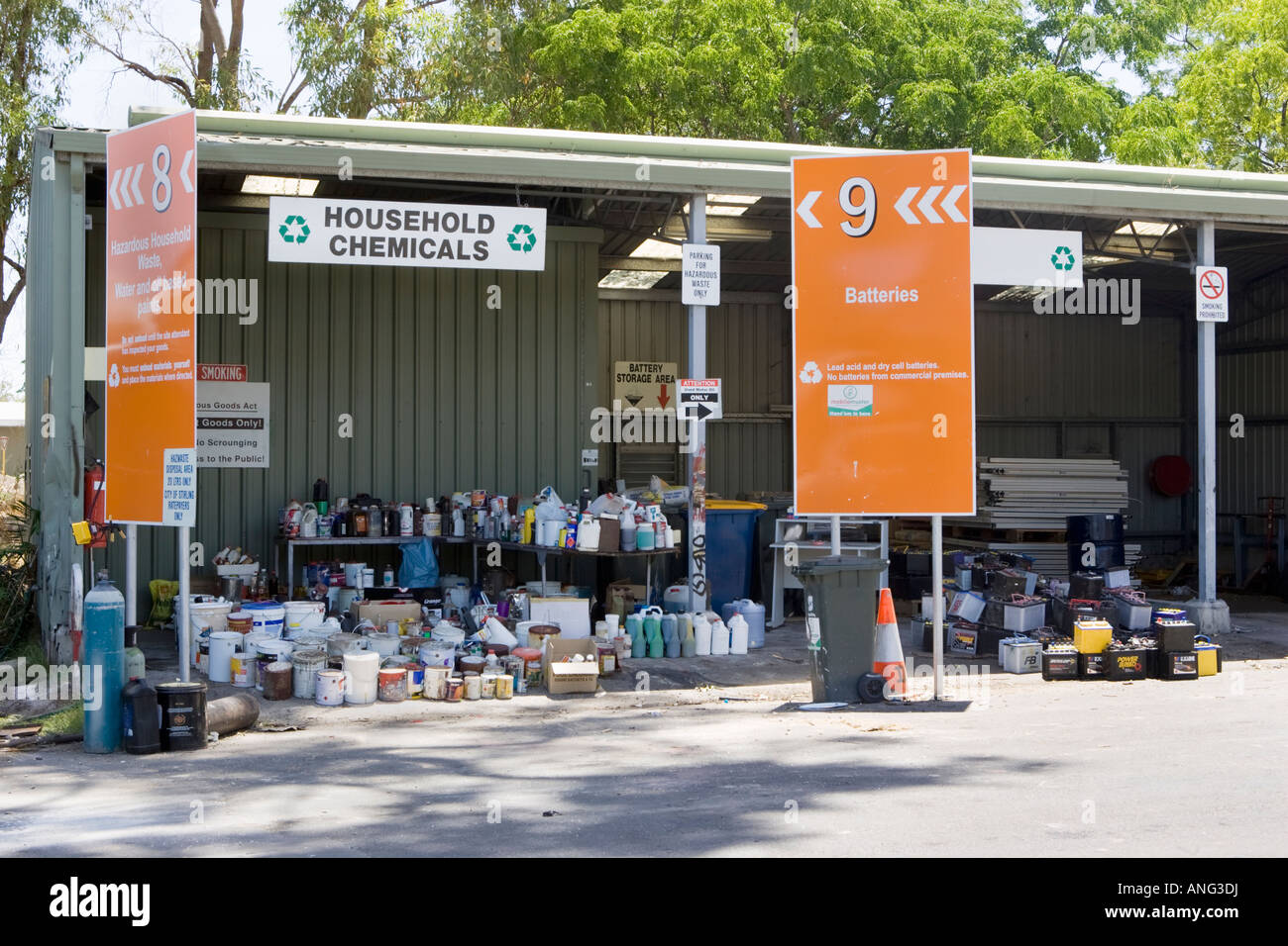 La section des déchets ménagers d'une usine de recyclage, avec une section pour les batteries et les déchets chimiques. Banque D'Images