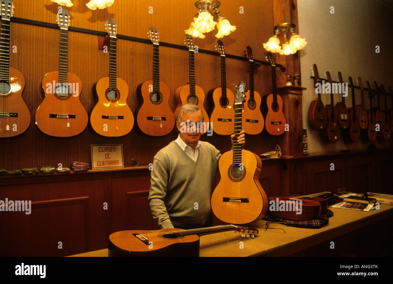 Guitar shop Madrid Espagne Photo Stock - Alamy
