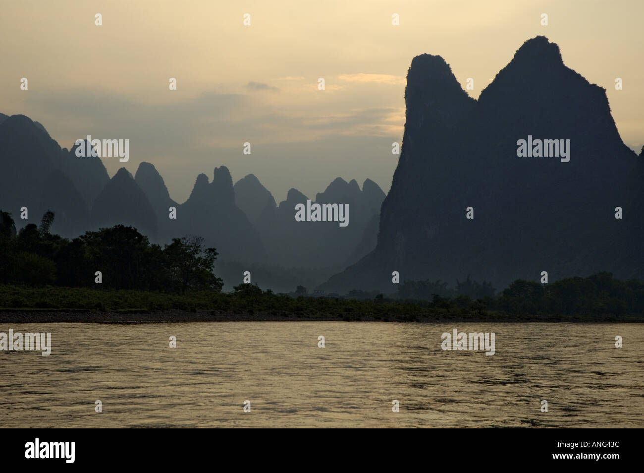 Calcaire au coucher du soleil entre Xinping et Yangshuo sur la rivière Li Jiang, Chine Banque D'Images