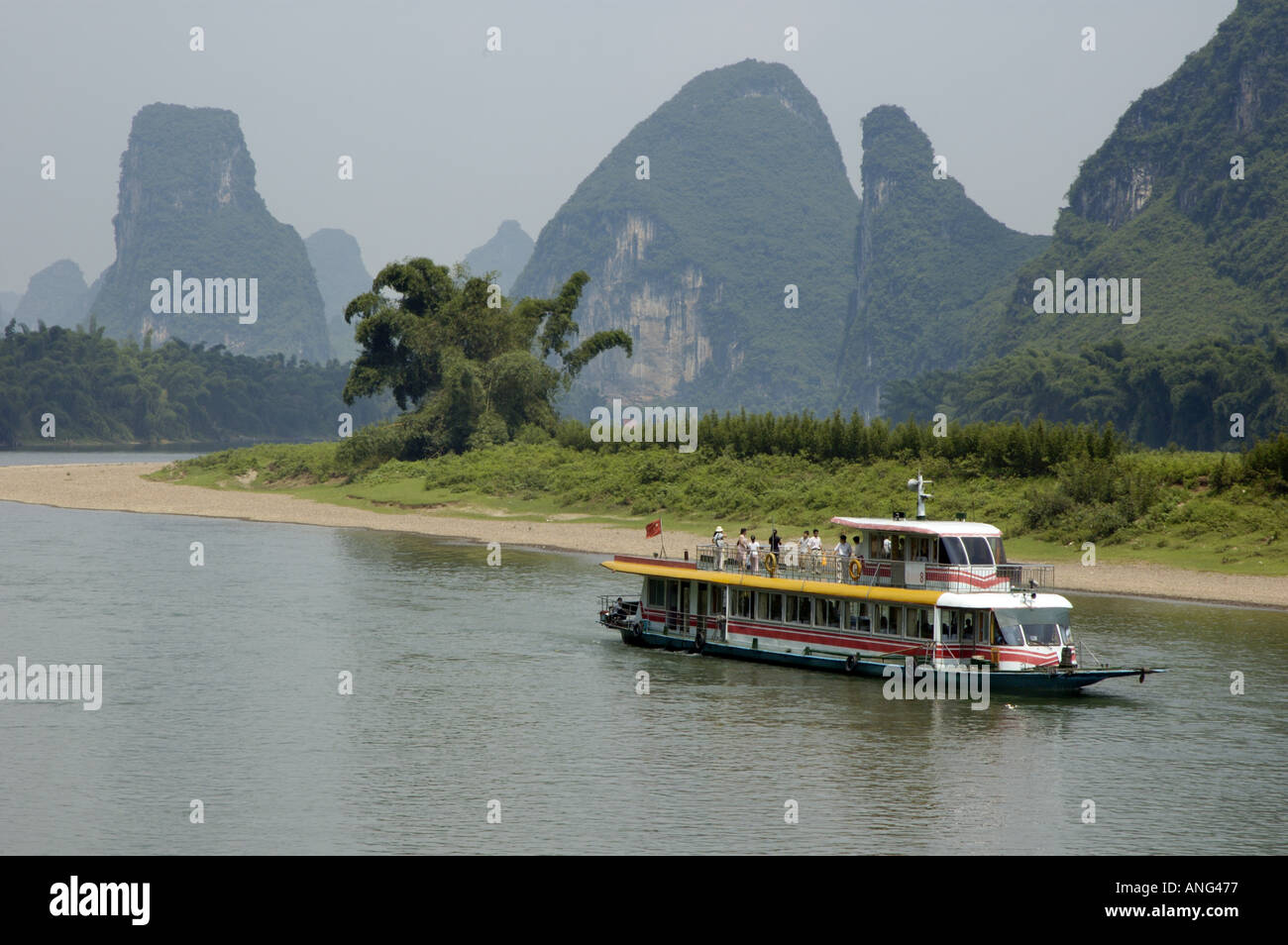 Chine Guangxi les touristes sur un bateau naviguant sur la rivière Li Jiang entre Xinping et Yangshuo Banque D'Images