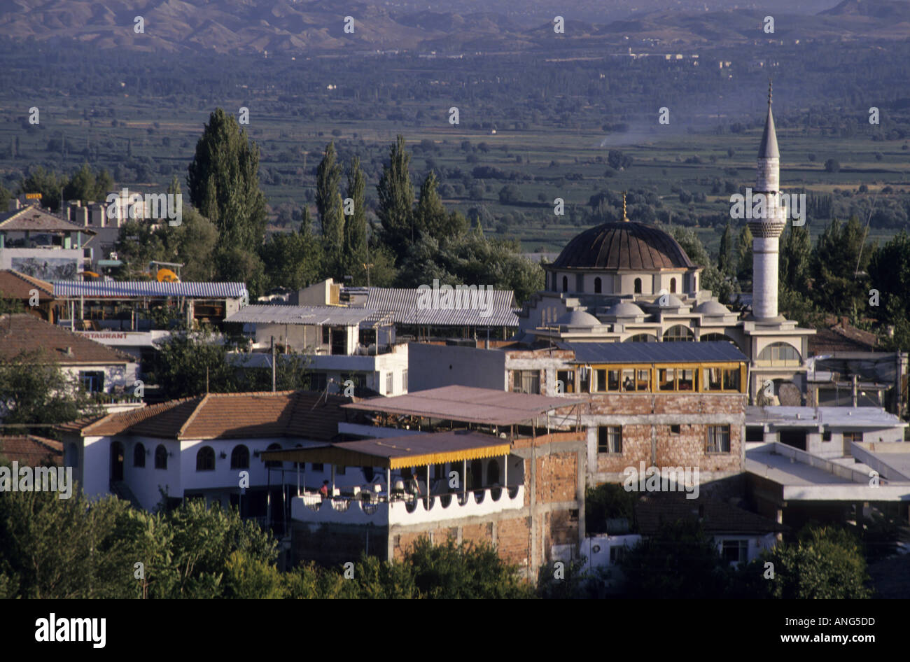 La ville de Pamukkale et la mosquée, province de Denizli, Turquie Banque D'Images