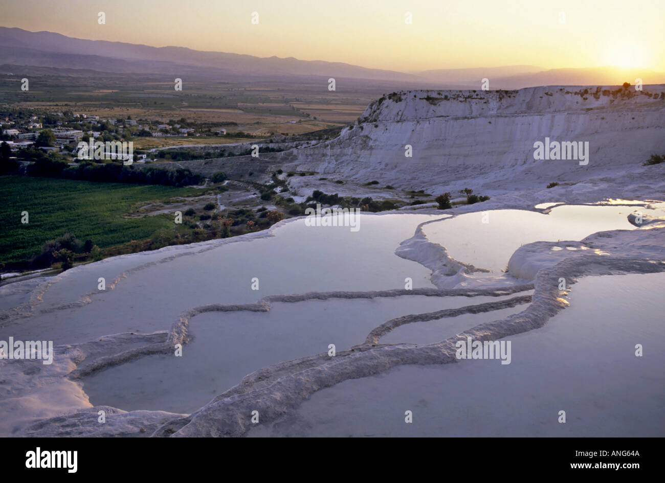 Coucher de soleil sur le célèbre château de coton 'piscines' de Pamukkale, Pamukkale, Turquie. Banque D'Images