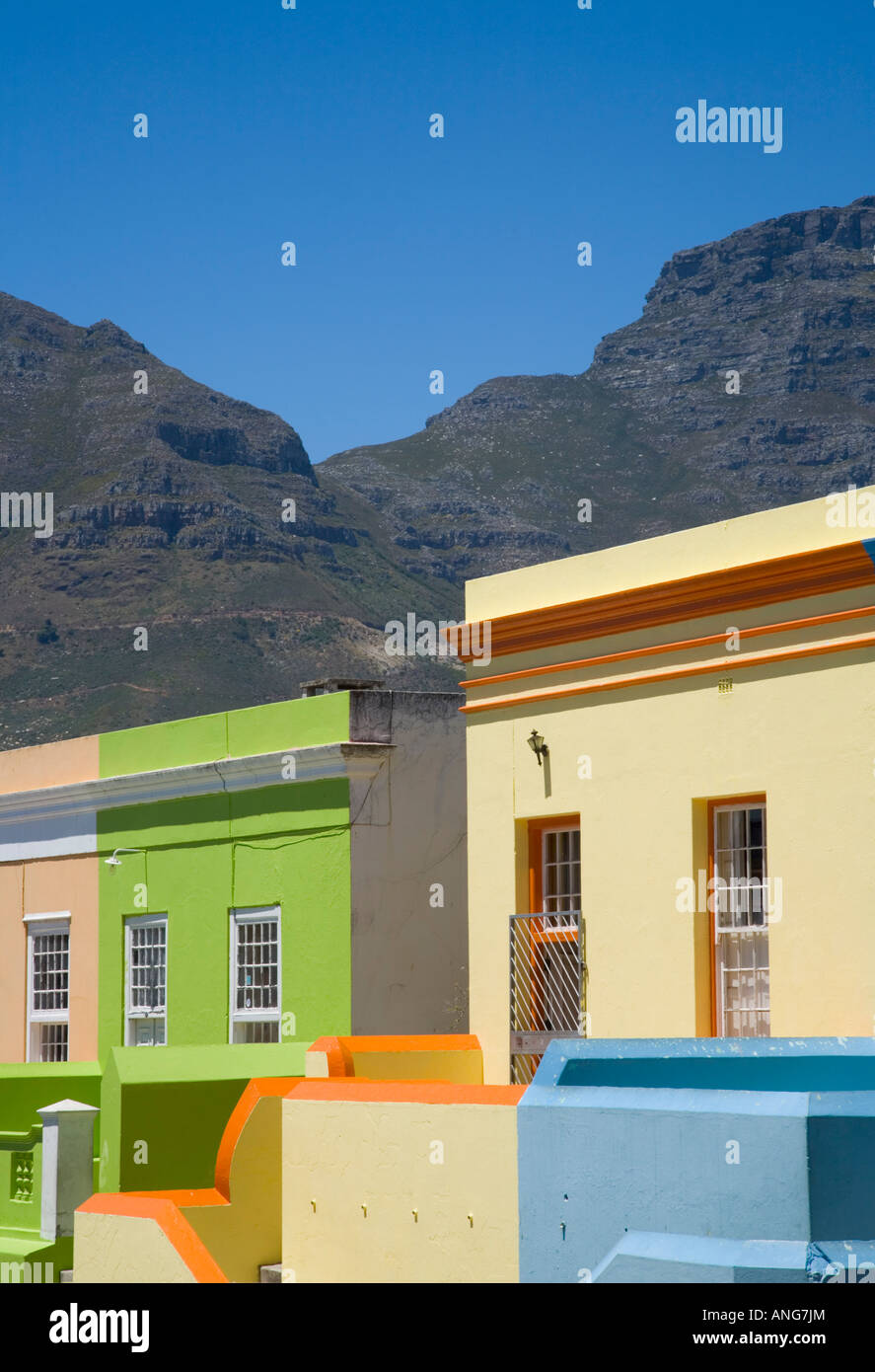 Maisons multicolores dans le Bo Kaap district de Cape Town avec Table Mountain en Afrique du Sud la distance Banque D'Images