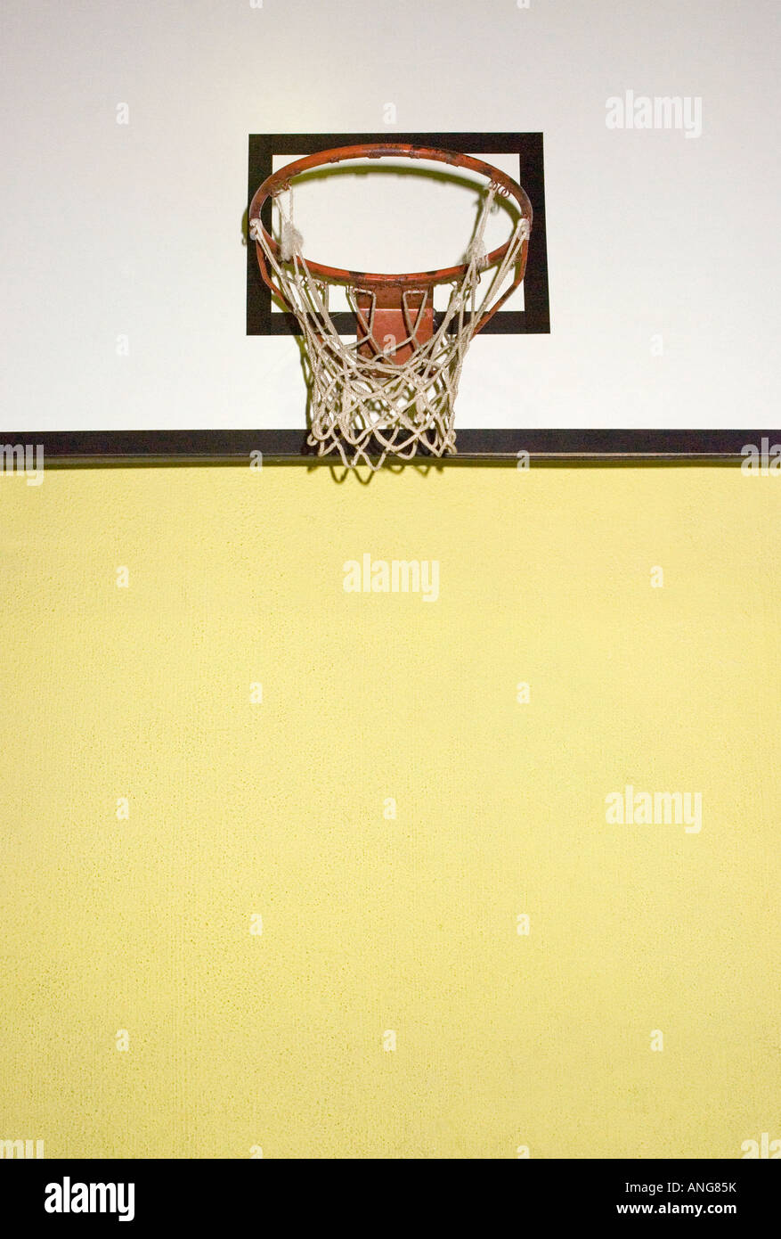 Panier de basketball avec filet cassé Banque D'Images