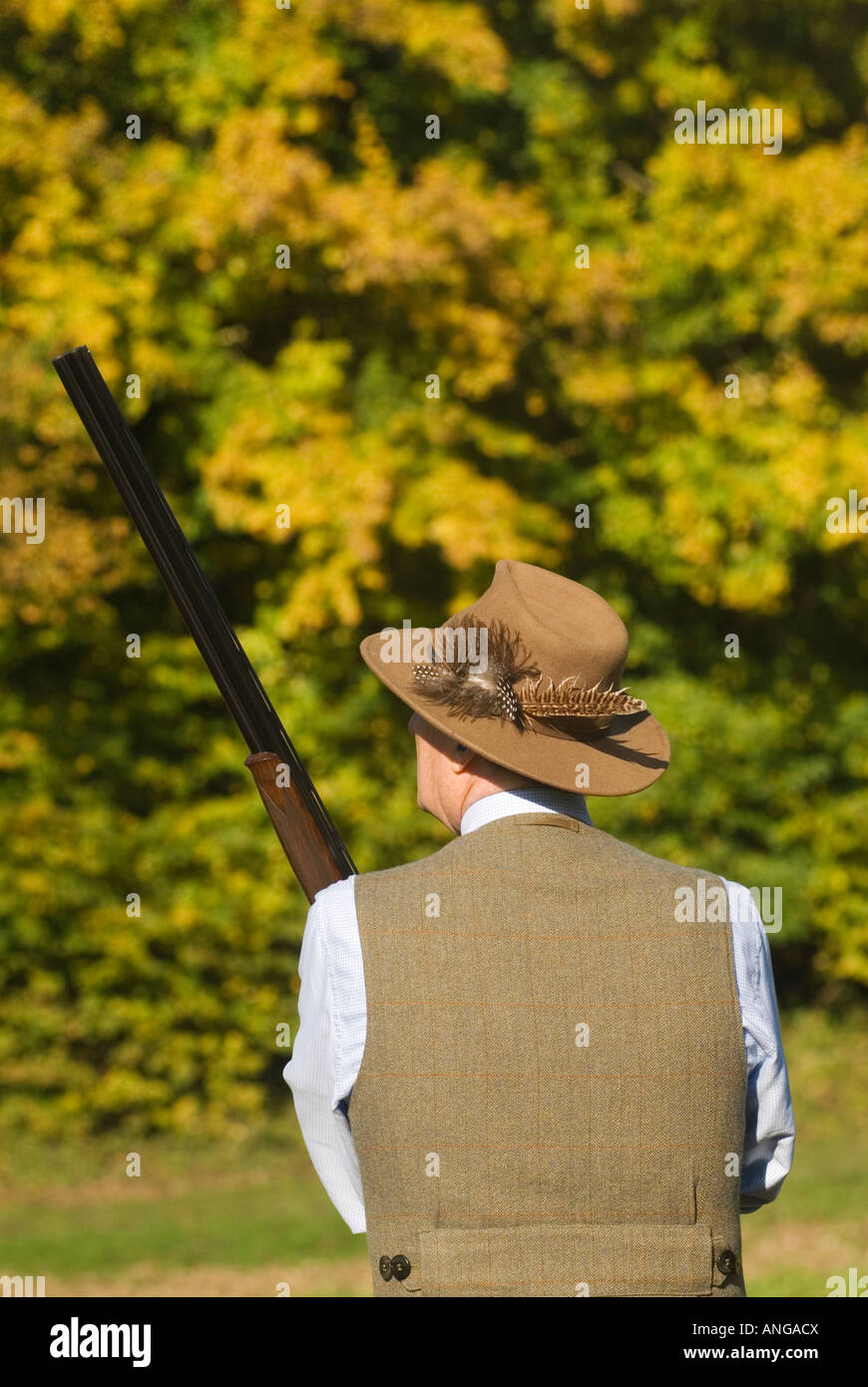 Riche homme d'affaires habillé intelligemment pour un jour de tir. Gibier oiseau Shoot St clair Farm Estate Hampshire Angleterre des années 2000 Royaume-Uni HOMER SYKES Banque D'Images