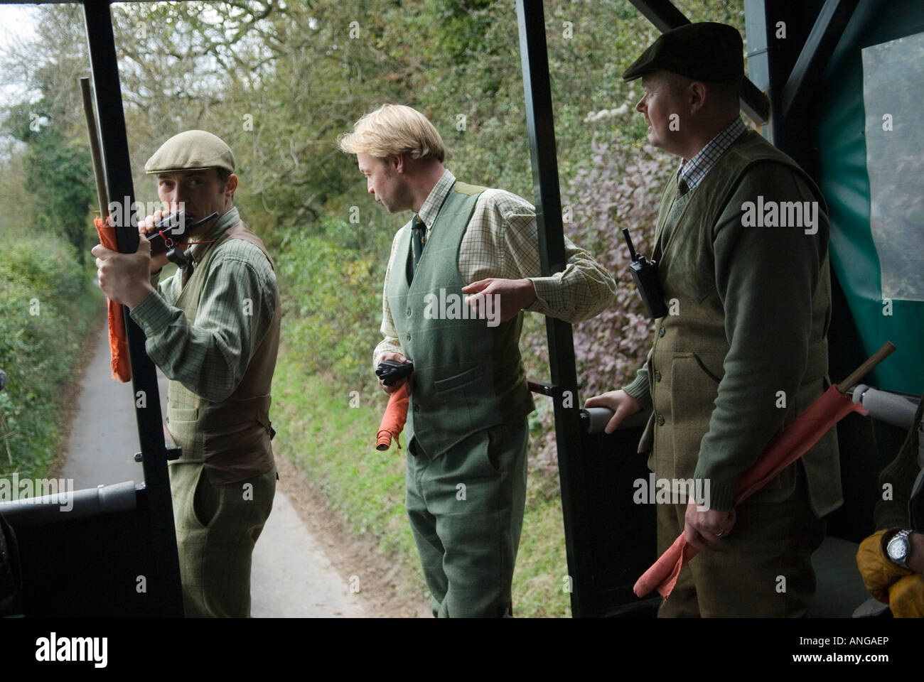Gibier Bird Shooting Estate St Claire's Estate Hampshire England Estate Keepers and Beater in wagon déposant des batteurs portant un drapeau orange. Banque D'Images