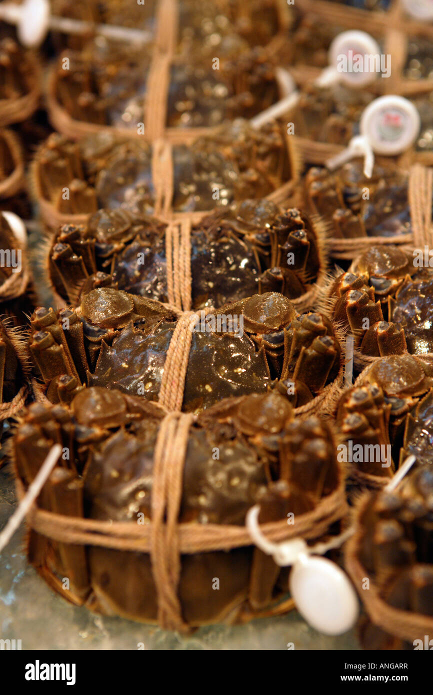 L'alimentation Tai Po Market Hong Kong, Chine, Asie. Décrochage du poisson chinois vivent les crabes. Banque D'Images