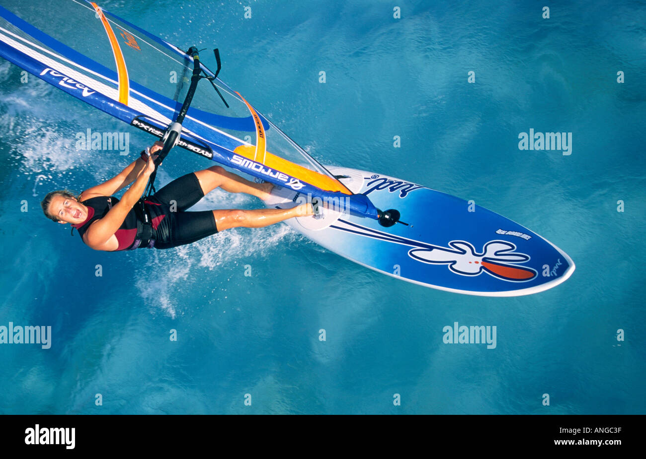 Vue aérienne de crier seule femelle planche à voile sur l'eau cristalline bleu clair de la Mer Rouge Sinaï Égypte Banque D'Images