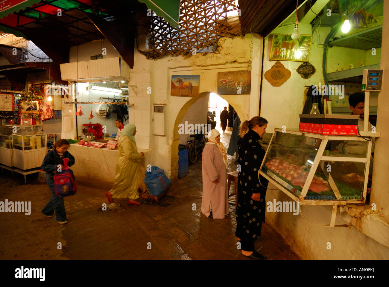 Les gens du shopping dans une boucherie, Fès médina, Maroc Banque D'Images