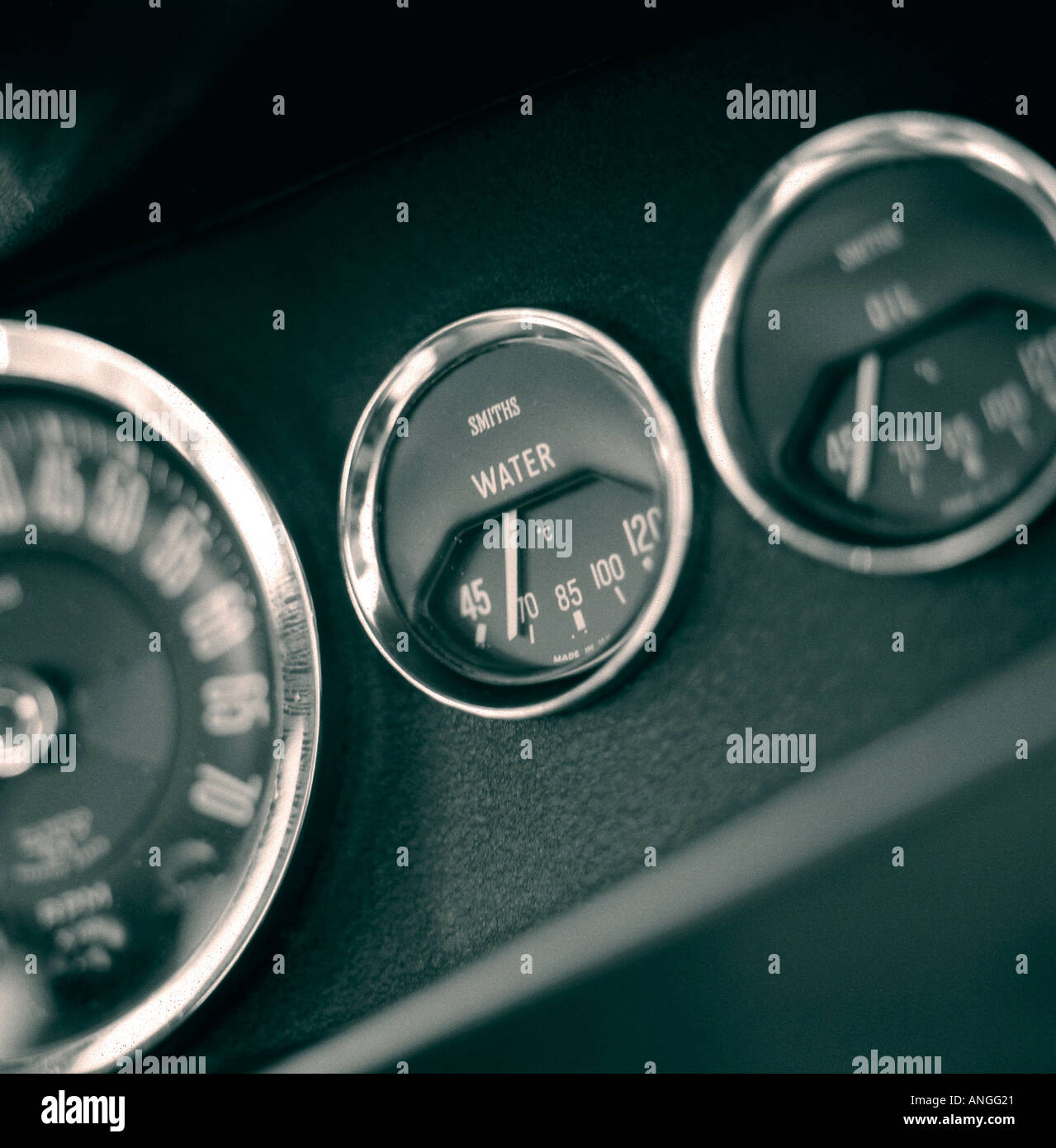Aston Martin en noir et blanc de l'eau tableau de bord composer Photo Stock  - Alamy