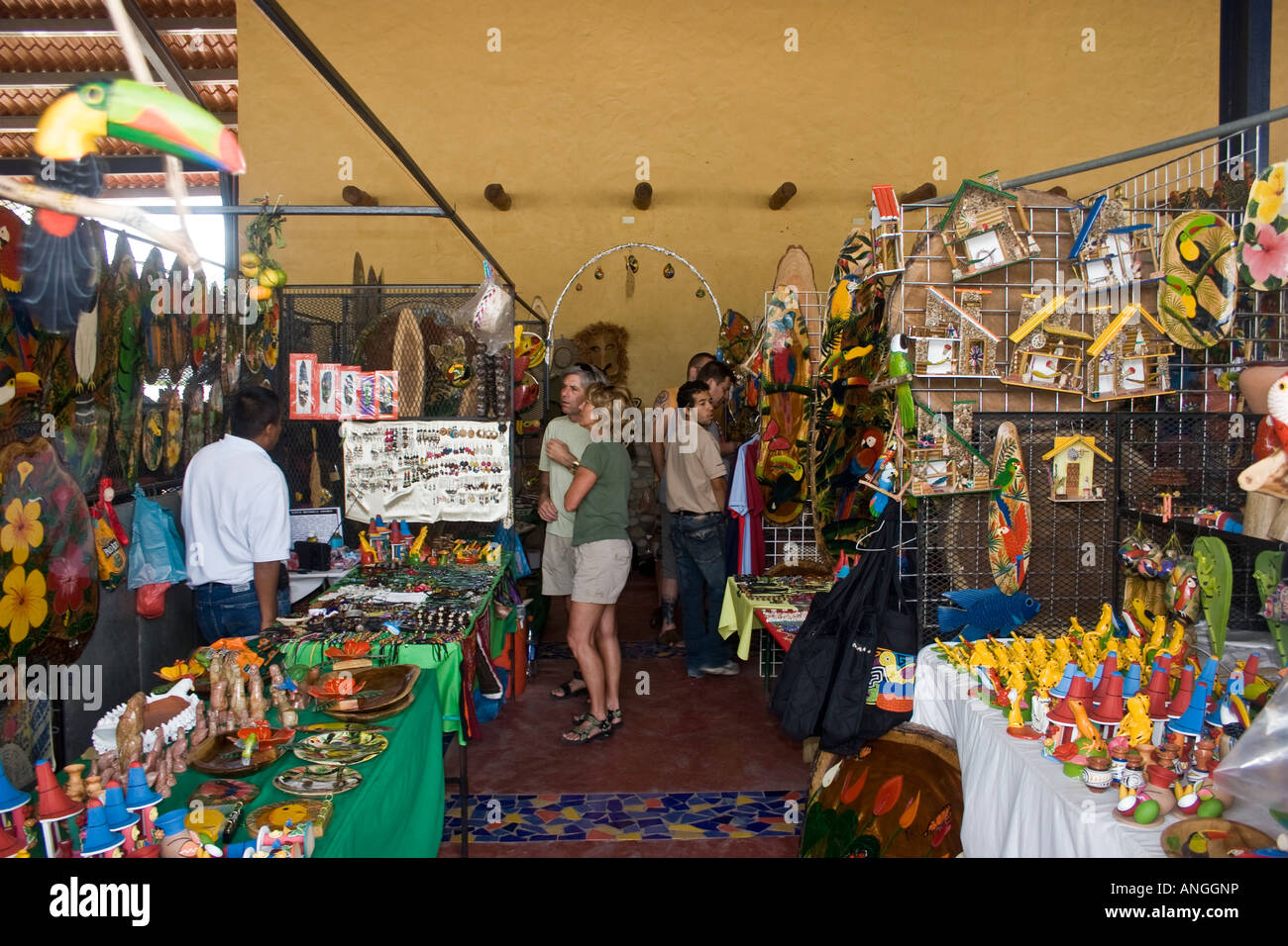 Les touristes et les habitants toutes disponible de l'artisanat à El Valle de Anton marché public. Cocle, République du Panama Banque D'Images