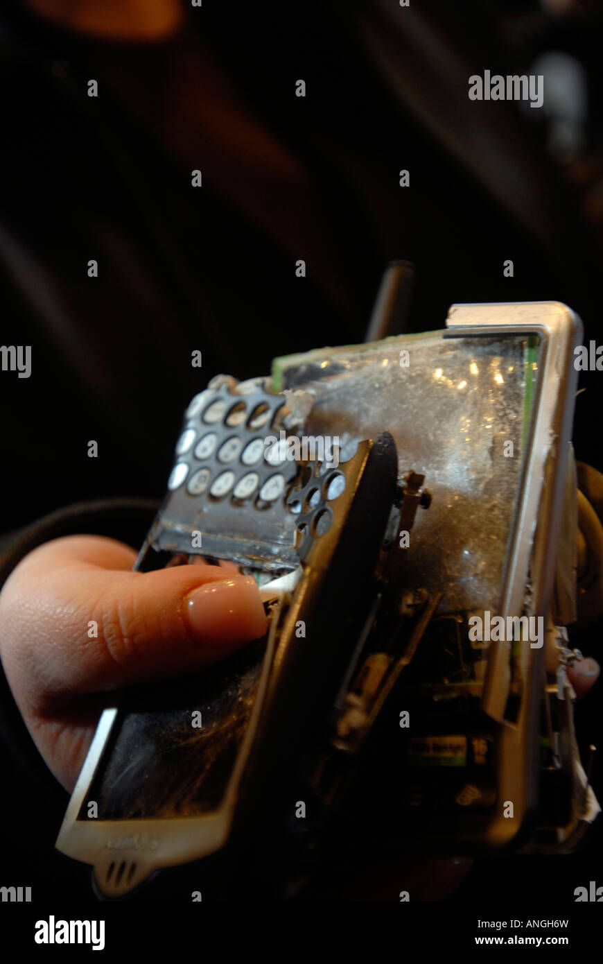 Femme tient son téléphone cellulaire Blackberry fracassé et pda Banque D'Images