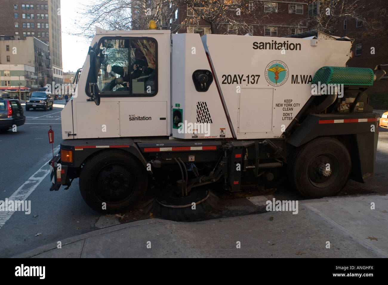 Le ministère de l'assainissement street sweeper nettoie dans le quartier de Chelsea, NYC Banque D'Images