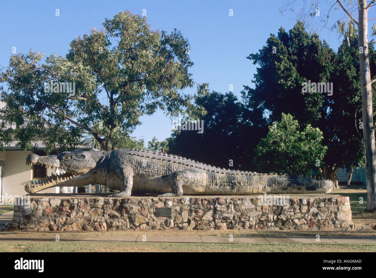 Sculpture de crocodile, Normanton ville, Burke Developement Road, Outback, l'Australie. Banque D'Images