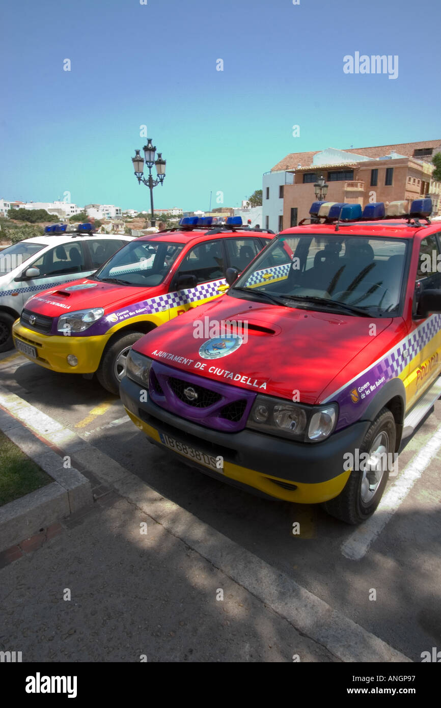 Les véhicules de police multicolores Placa des naissance Ciutadella Menorca Baléares Banque D'Images