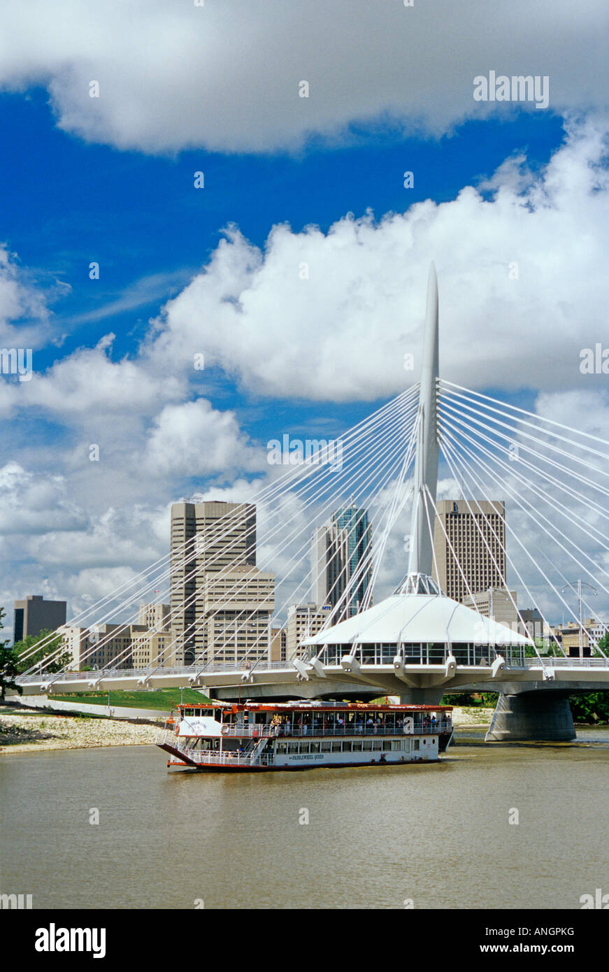 La roue à aubes qui passe sous le pont de l'Esplanade Riel, Winnipeg, Manitoba, Canada. Banque D'Images