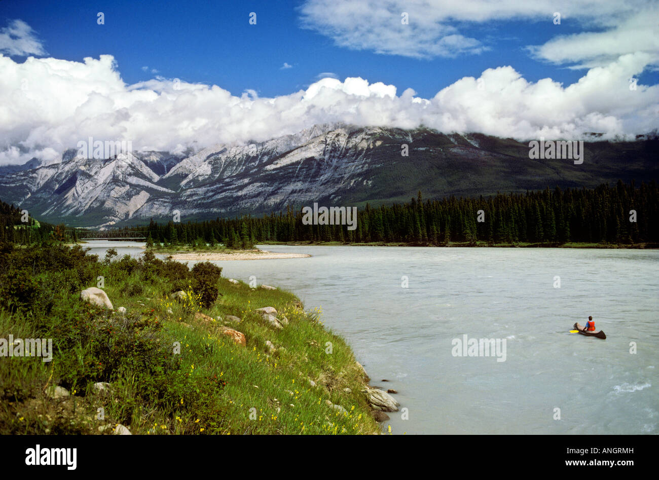Canoë, rivière Athabasca, Jasper National Park, Alberta, Canada. Banque D'Images