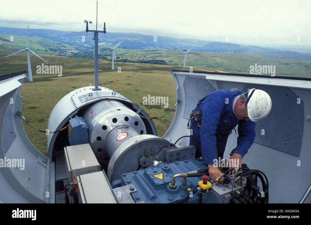 Boîte de vitesses à contrôler d'ingénieur à l'éolienne Parc Éolien Carno au  Pays de Galles Photo Stock - Alamy