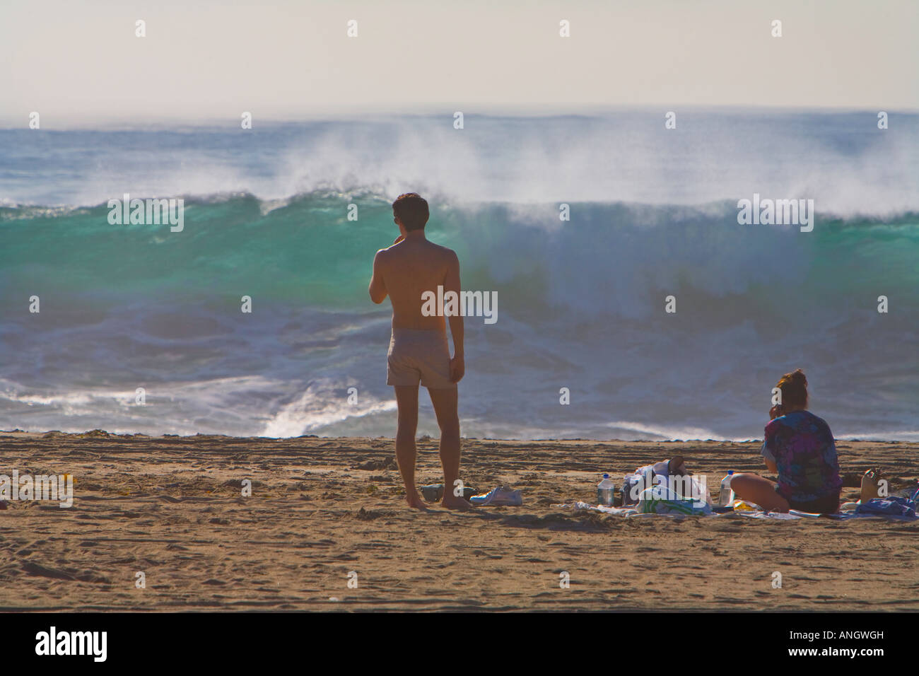 Regarder les gens de grosses vagues à Zuma Beach Malibu Los Angeles County California United States Banque D'Images
