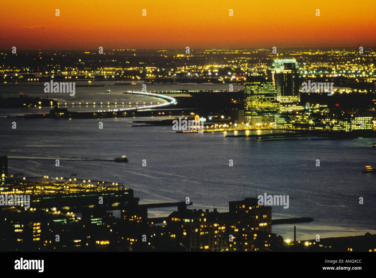 New York, États-Unis.Vue aérienne du port de New York au coucher du soleil ou la nuit.Voie d'expédition.Vue panoramique sur l'Hudson River et le littoral du New Jersey. Banque D'Images