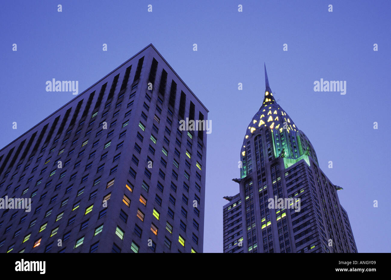 Le Chrysler Building un gratte-ciel art déco à New York, New York, vue en angle bas à Midtown Manhattan.Illuminé au crépuscule ou la nuit. Banque D'Images