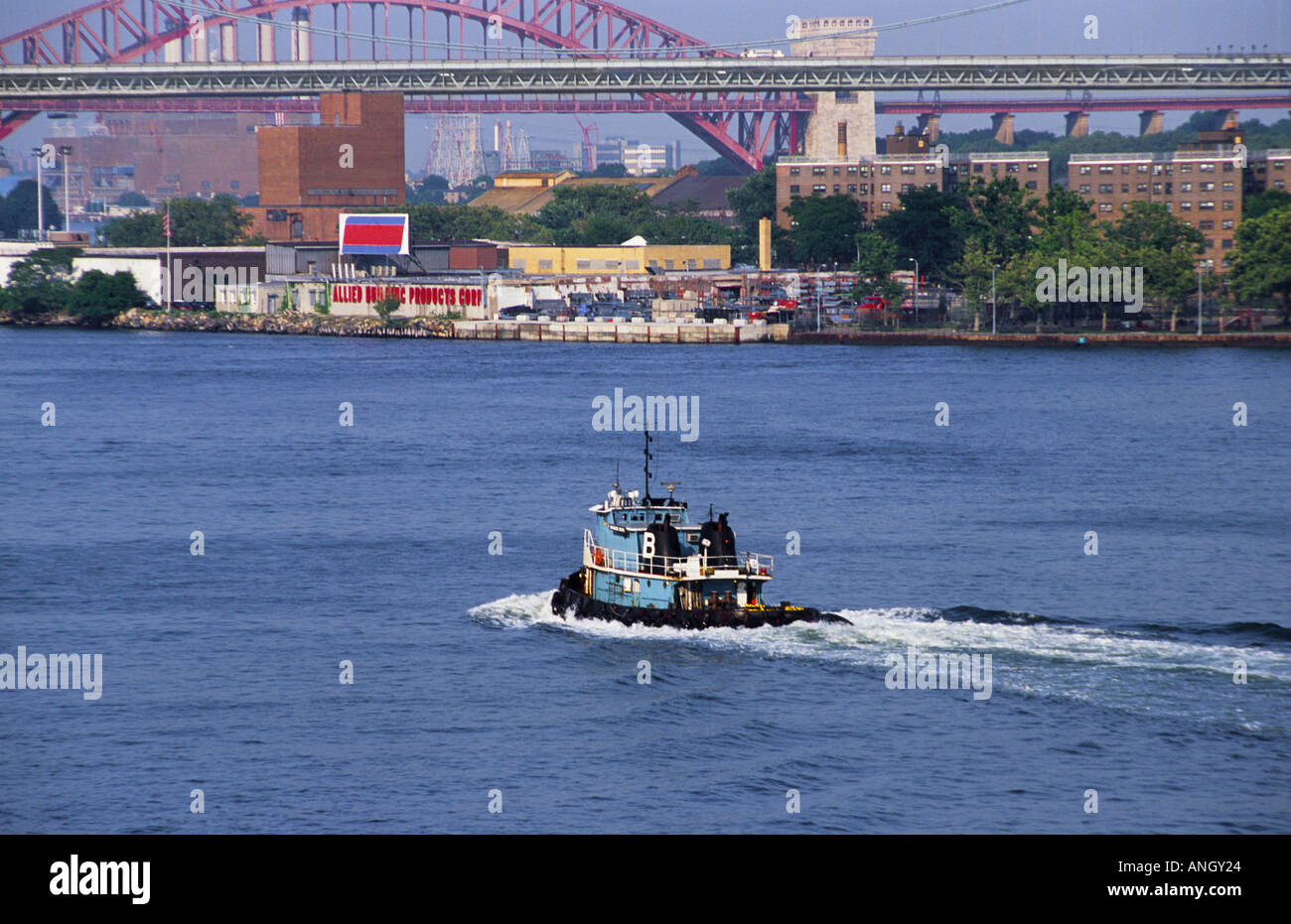 Bateau à vapeur sur East River, New York.Trafic commercial sur la voie navigable de New York.Pont Robert F Kennedy ou pont Triborough et pont Hell Gate.ÉTATS-UNIS Banque D'Images
