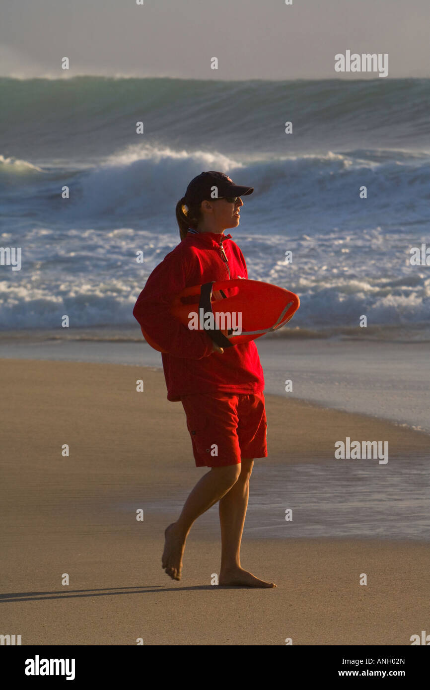 Los Angeles County Lifeguard regardant des grosses vagues à Zuma Beach Malibu Los Angeles County California United States MR Banque D'Images