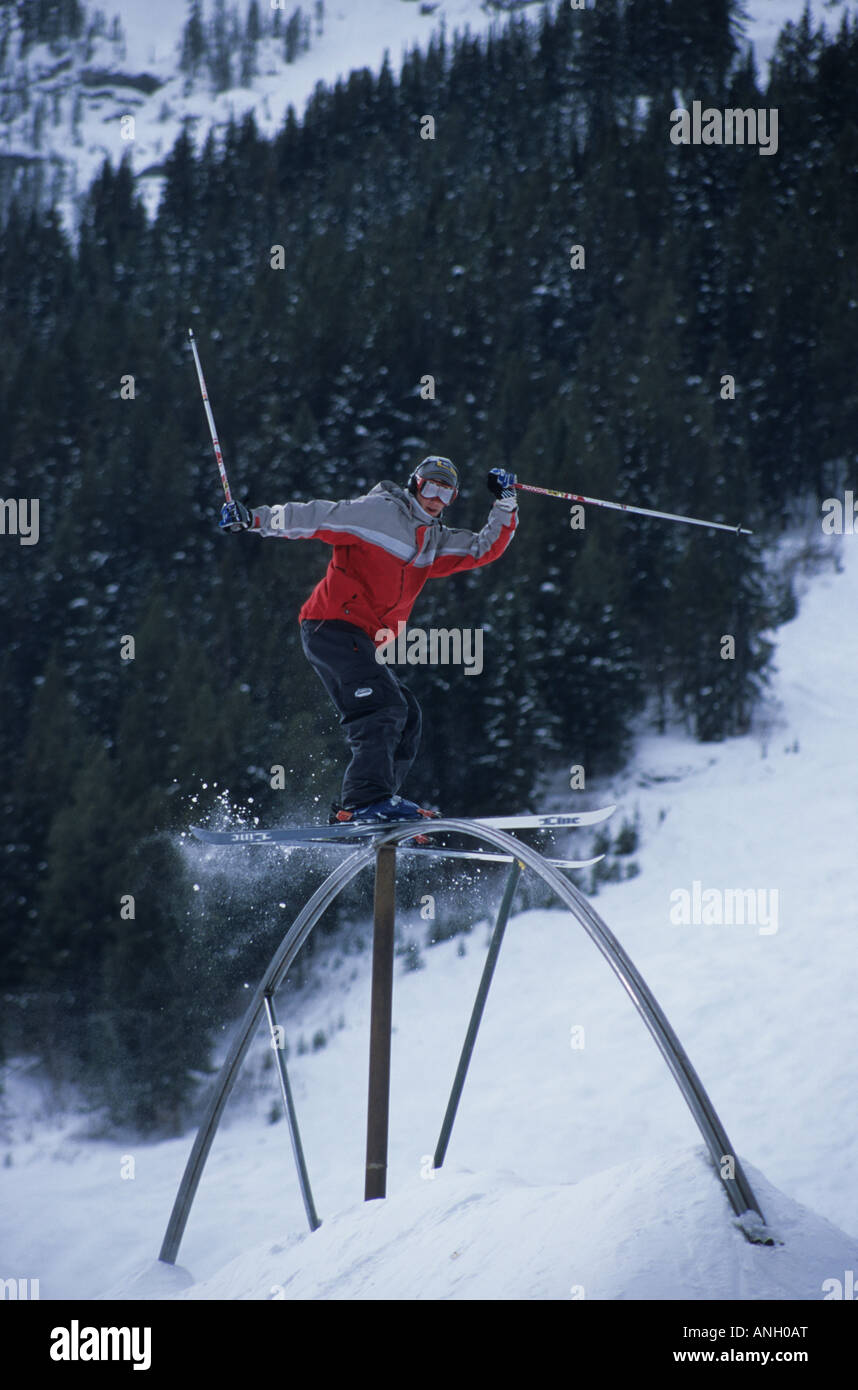 Un skieur tricking out dans le parc du mont Norquay, Banff, montagnes Rocheuses, Alberta, Canada Banque D'Images