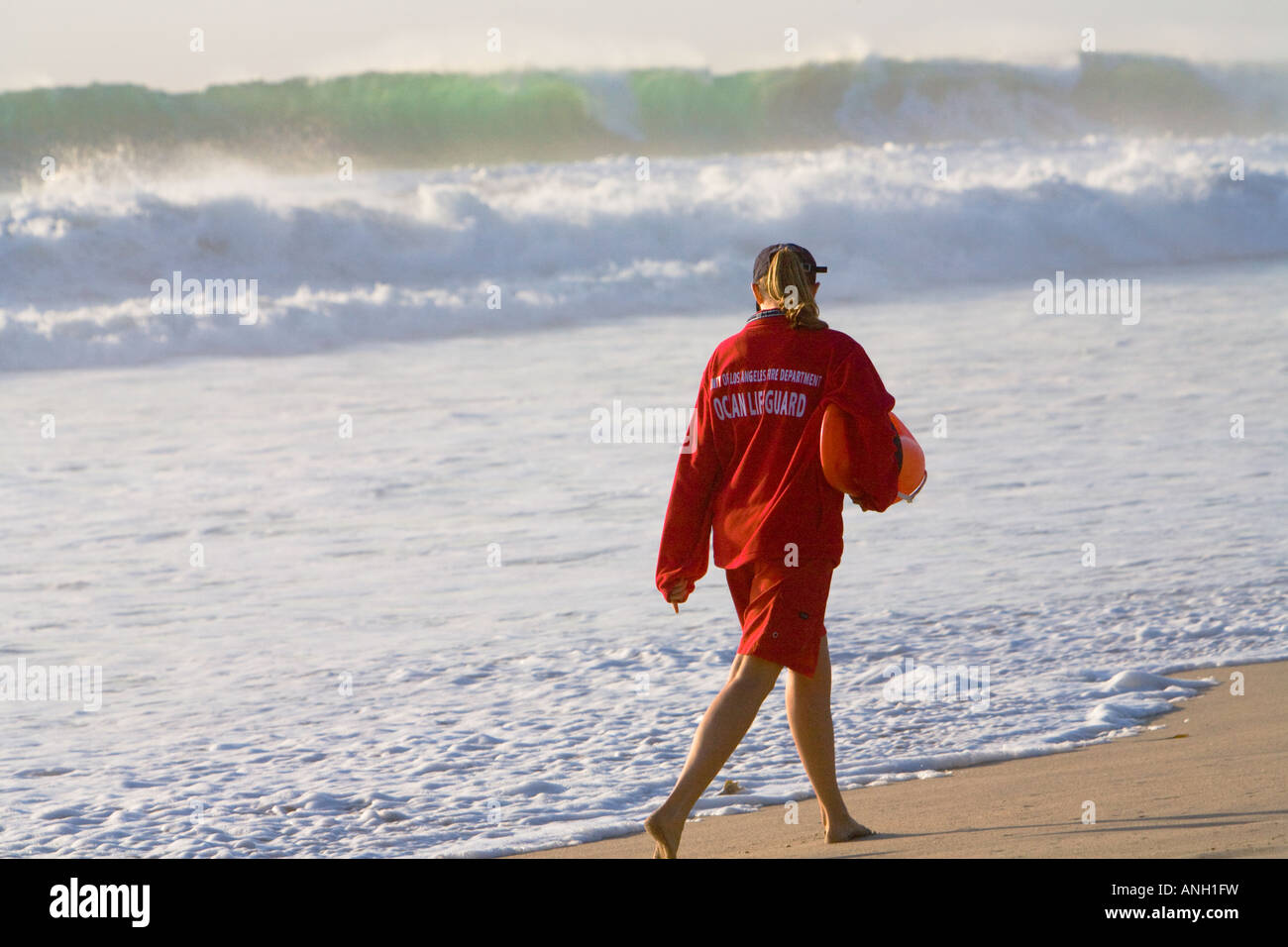 Los Angeles County Lifeguard regardant des grosses vagues à Zuma Beach Malibu Los Angeles County California United States MR Banque D'Images