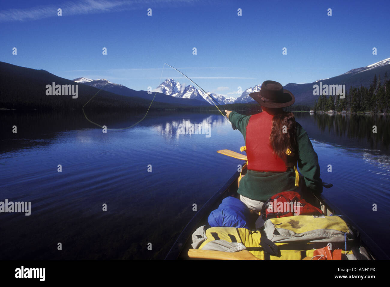 À partir de la pêche canoë sur Turner, lacs, parc Tweedsmuir Chilcotin, en Colombie-Britannique, Canada. Banque D'Images