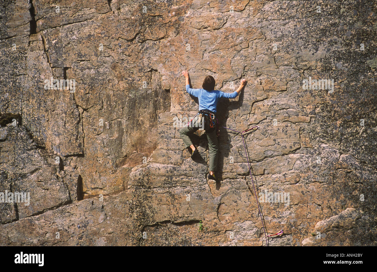 Acends grimpeur Looking Glass, Bluffs Skaha, Penticton, Colombie-Britannique, Canada. Banque D'Images