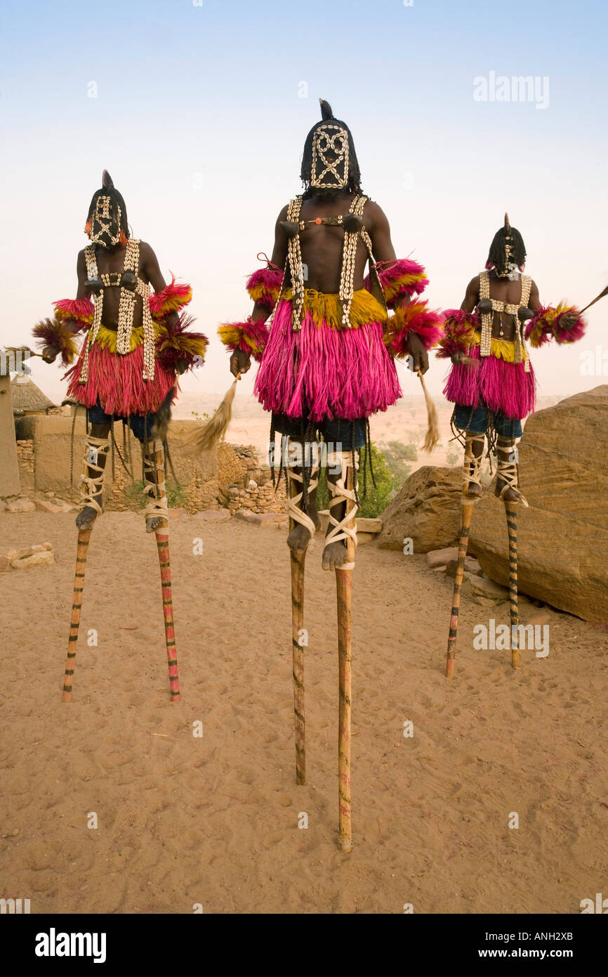 Cérémonial masqué danseurs Dogon, Sangha, pays dogon, Mali Photo Stock -  Alamy