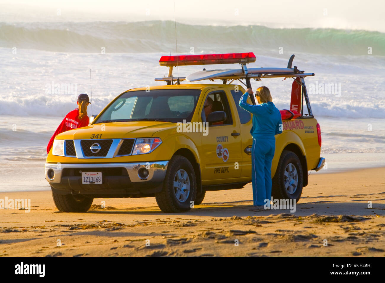 Los Angeles County Lifeguard regardant des grosses vagues à Zuma Beach Malibu Los Angeles County California United States MR Banque D'Images
