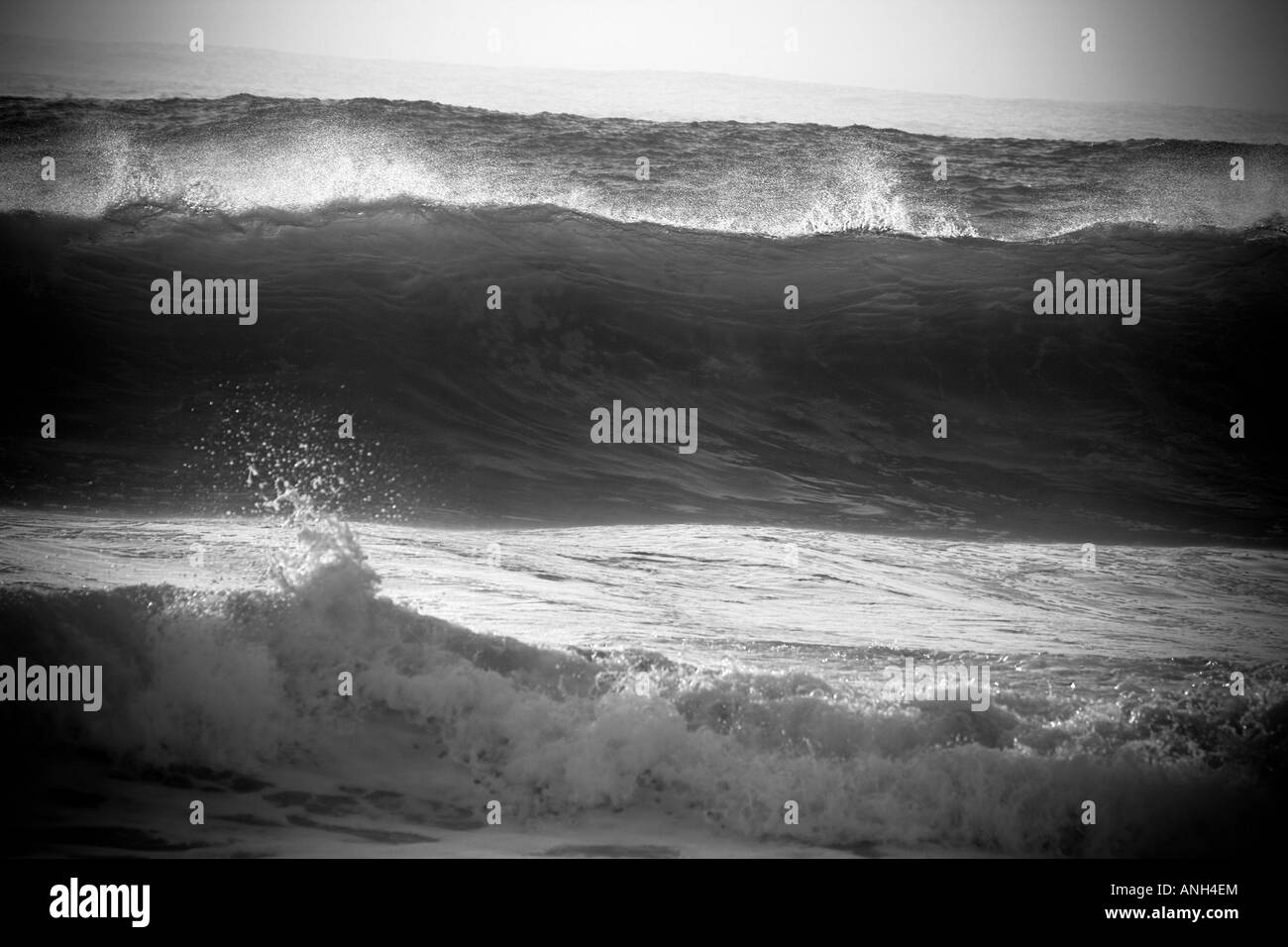 Noir et blanc de grosses vagues à Zuma Beach Malibu Los Angeles County California United States Banque D'Images