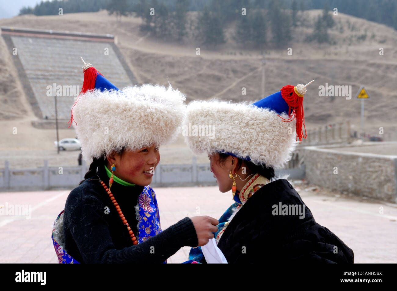 Deux fille heureux d'apprécier chaque année festival Thangka tibétain traditionnel Bouddhas Banque D'Images