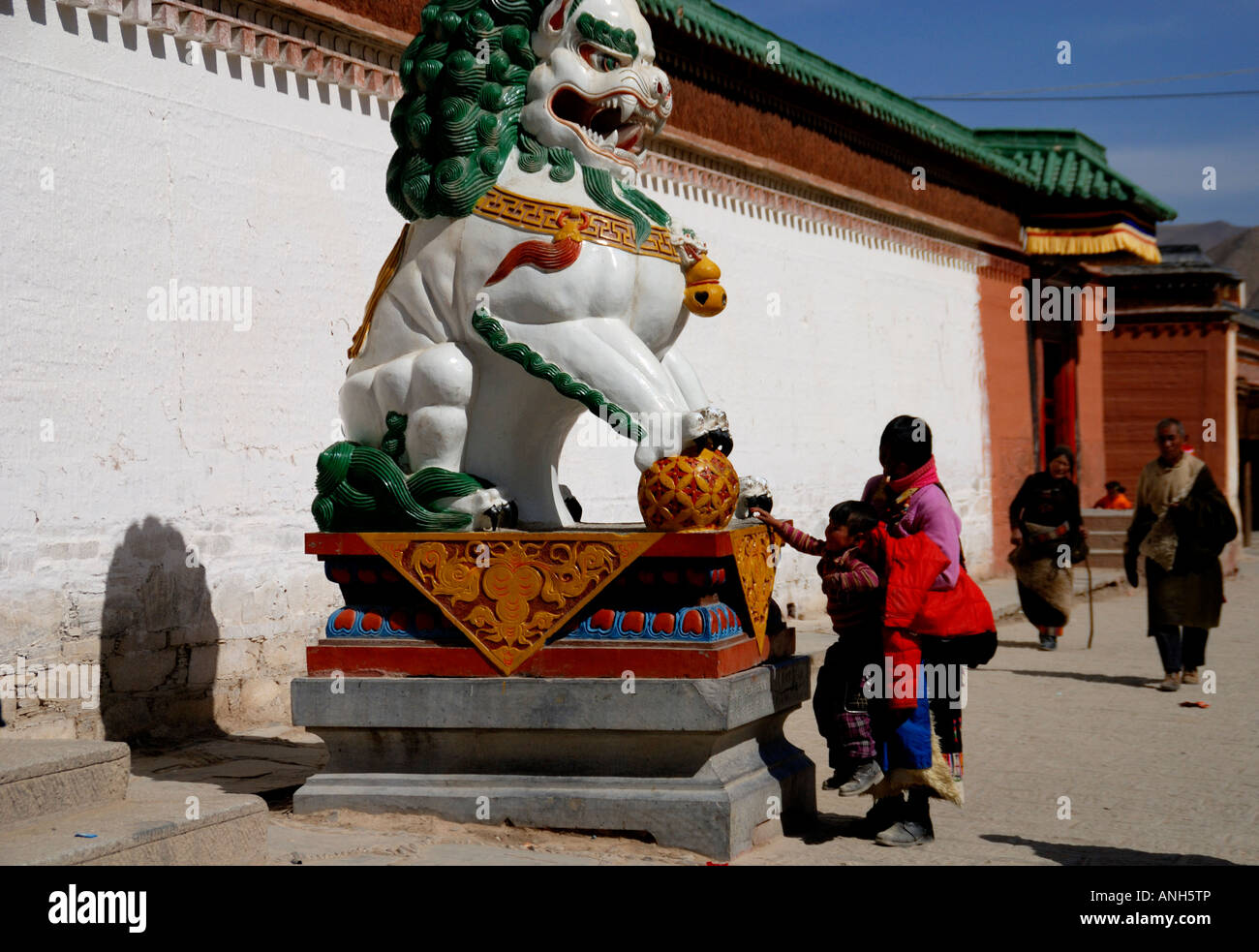 Un lionin pierre saint Temple Bouddhisme.people touch ce lion pour la bonne chance . Banque D'Images