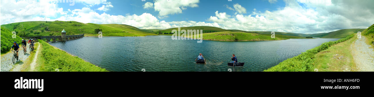 La pêche au filet à l'aide de deux coracles sur un lac au Pays de Galles Banque D'Images