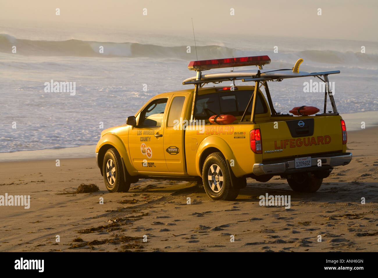 Los Angeles County Lifeguard regardant des grosses vagues à partir de son camion à Zuma Beach Malibu Los Angeles County California United States Banque D'Images